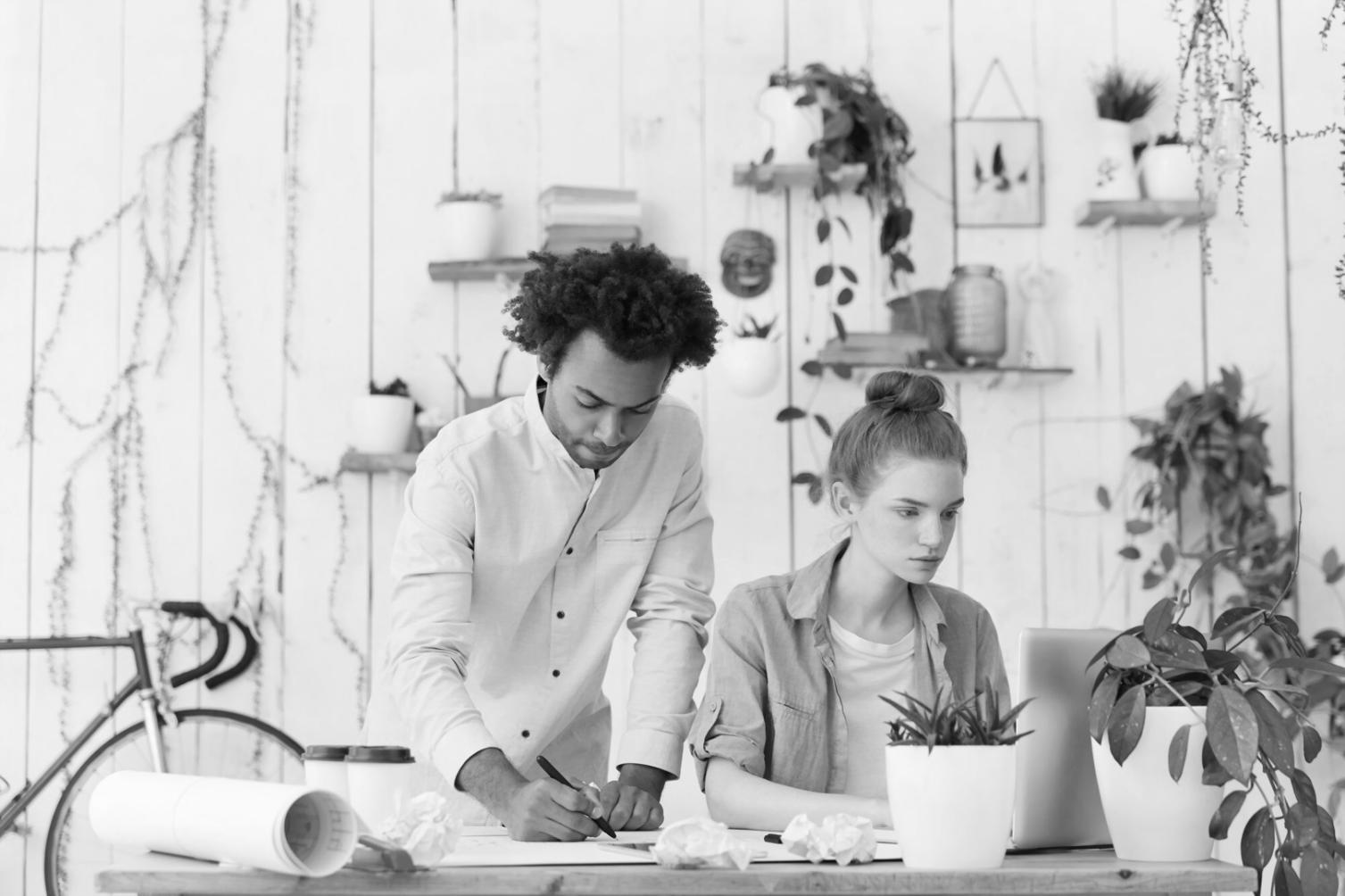 Moment de satisfaction après la finalisation d'un projet client complexe